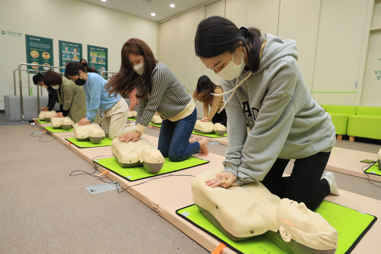 Officials from the Jeju Island headquarters of the Korean Confederation of Trade Unions take part in a session to learn how to perform CPR at the Jeju Safety Experience Hall in Awol-eup, Jeju City, Wednesday. (Yonhap)
