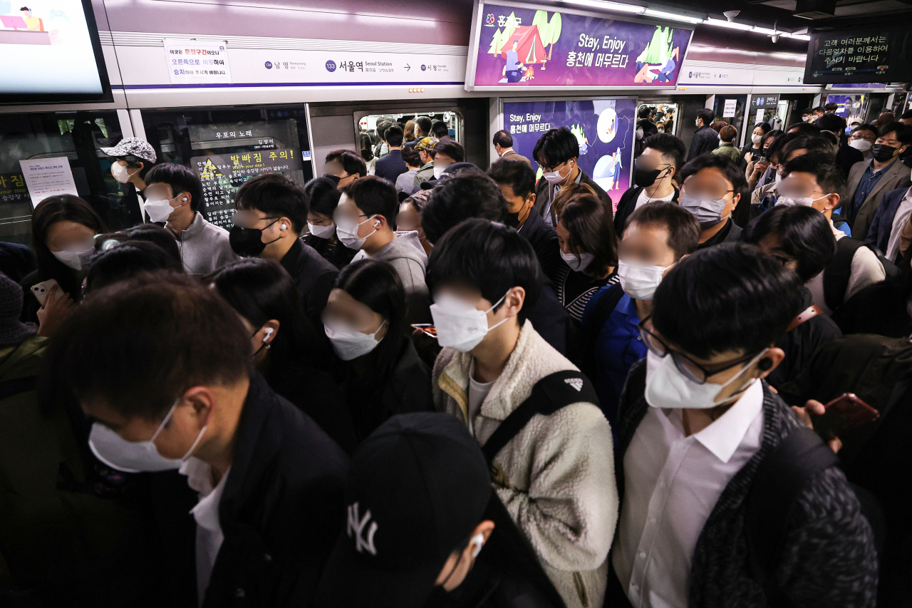 Crowded commuters walk on the platform of Seoul Station on Seoul Metro Line No. 1 in October during early morning rush hour. (Yonhap)