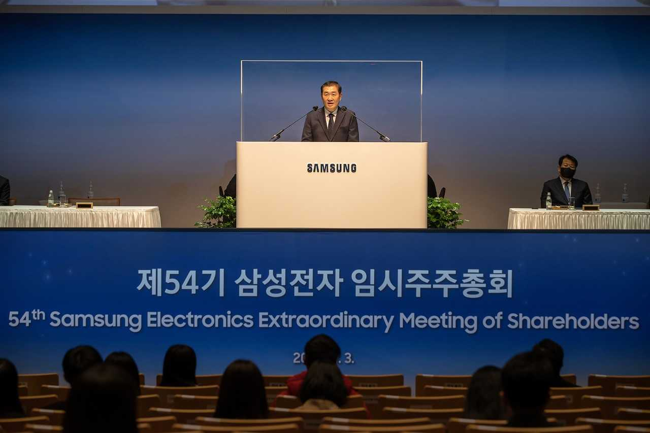Samsung Electronics Vice Chairman Han Jong-hee delivers an opening remark during the company's extraordinary meeting of shareholders held at a convention center in Yongin, Gyeonggi Province, on Thursday. (Samsung Electronics)