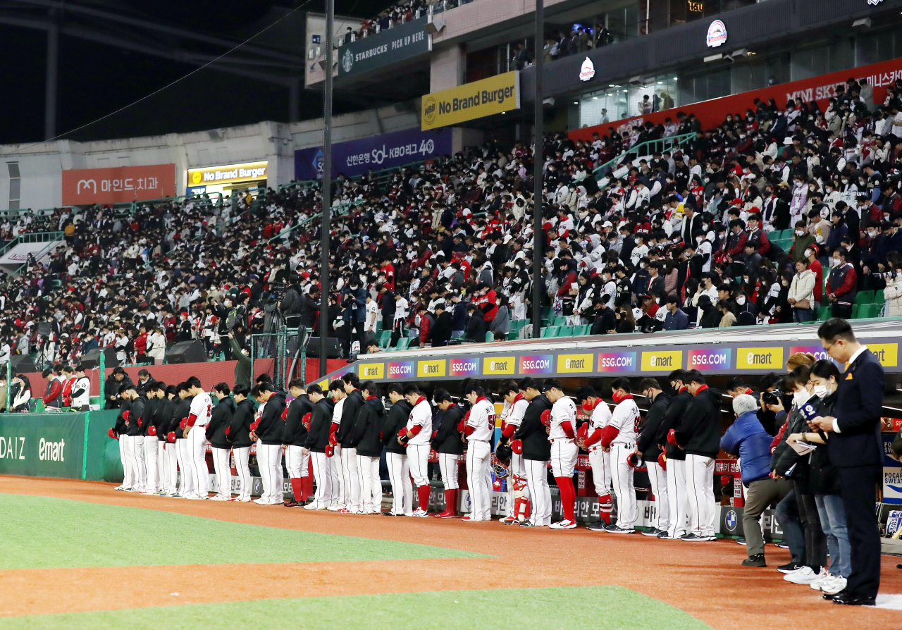Baseball players and fans pay silent tribute to the victims of the Itaewon tragedy before the SSG Landers and Kiwoom Heroes face off in Game 1 of the Korean Series on Tuesday. (Yonhap)