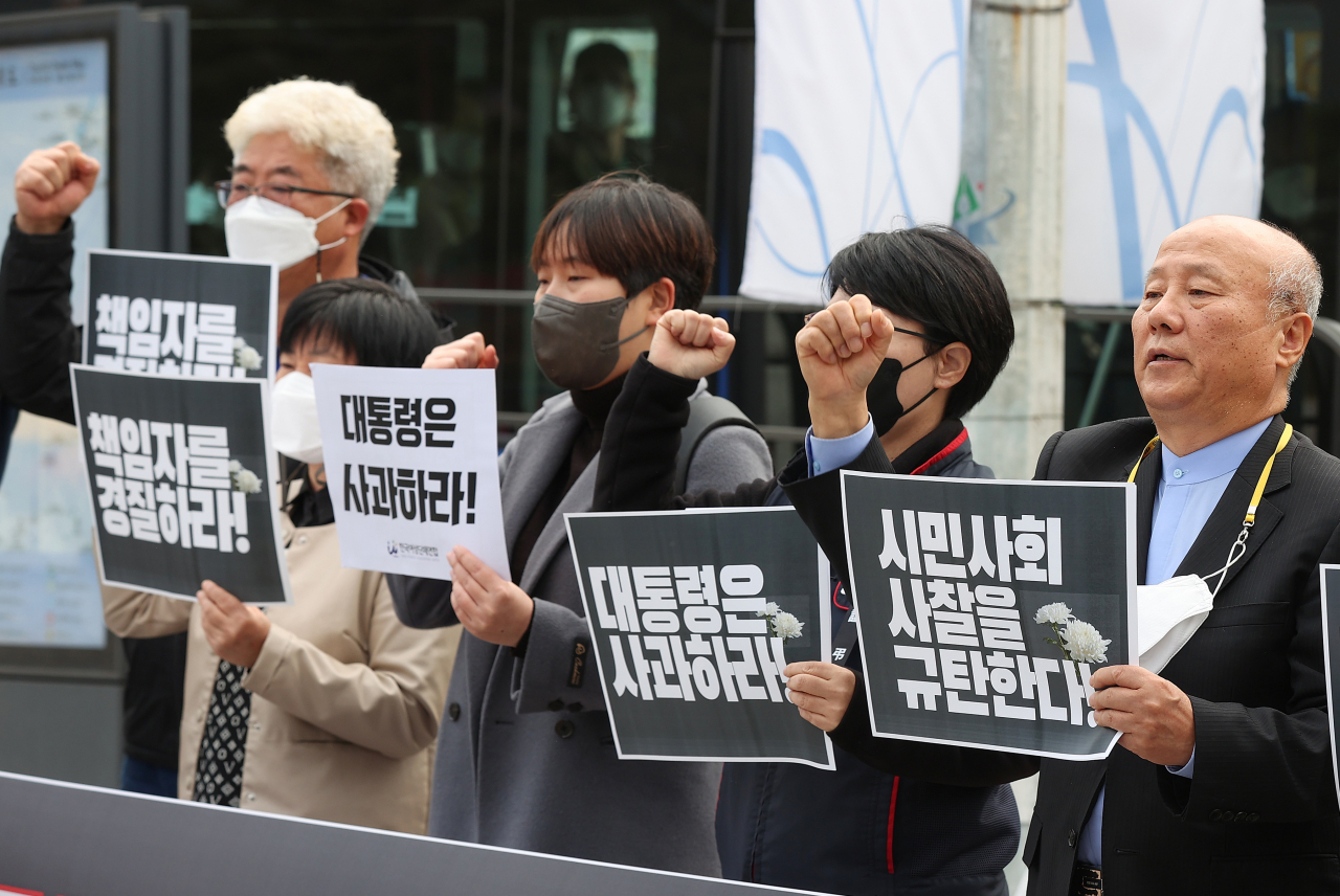 Civic groups call on the president to apologize over Halloween tragedy in Itaewon and slam the police report focusing on the political impact of the event outside the War Memorial of Korea, Yongsan in Seoul on Thursday. (Yonhap)