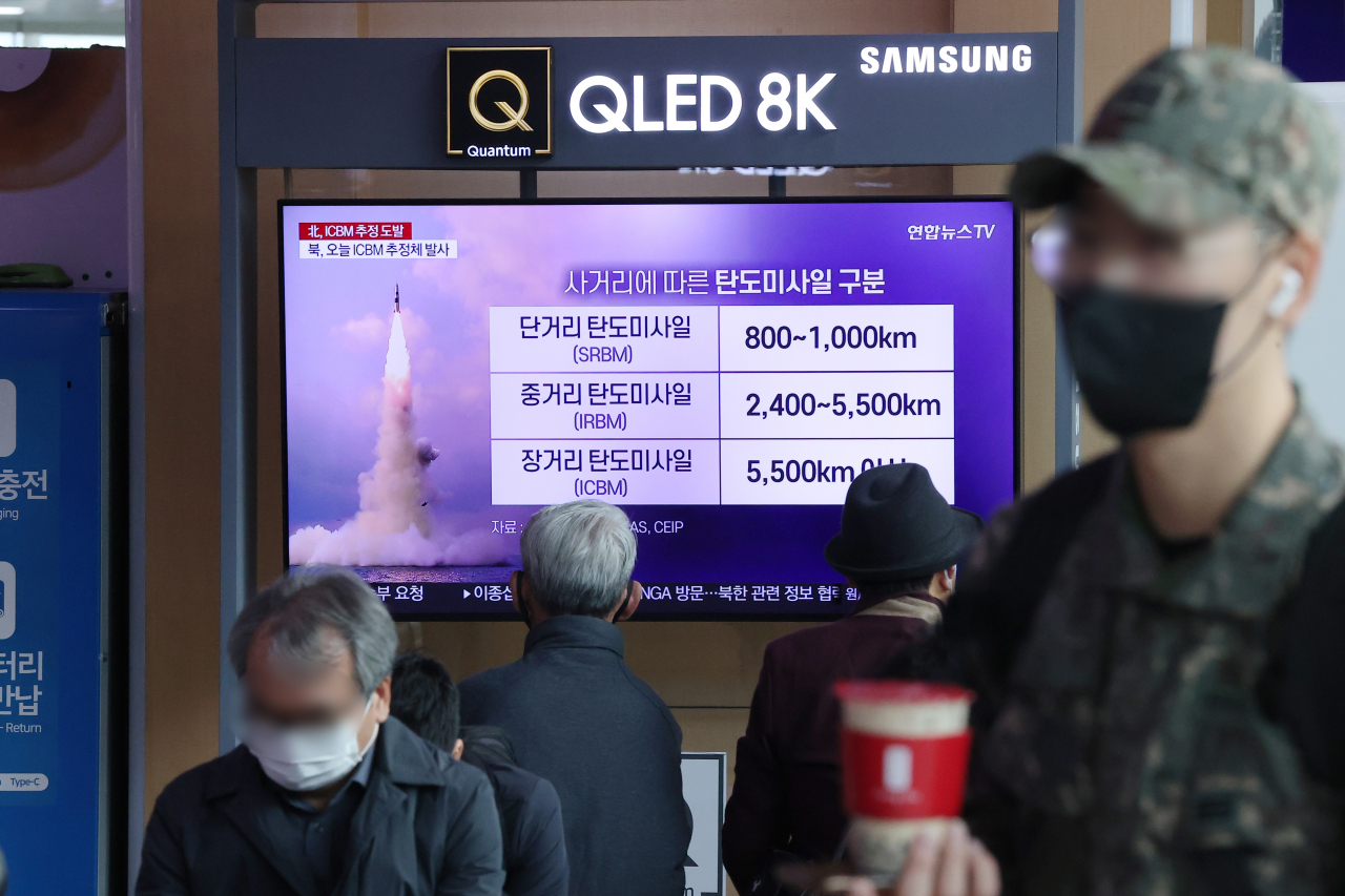 Citizens watch news report on North Korea's earlier missile launch at Seoul Station on Thursday. Yonhap