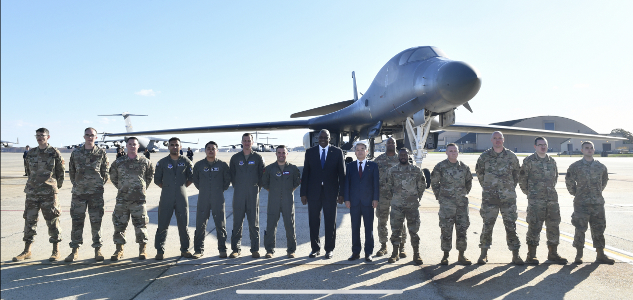 Defense Minister Lee Jong-sup (7th from R) and his US counterpart, Lloyd Austin (8th from L), pose for a photo against the backdrop of a B-1B strategic bomber at the Joint Base Andrews in Prince George's County, Maryland, on Thursday in this photo provided by Seoul's defense ministry. (Yonhap)