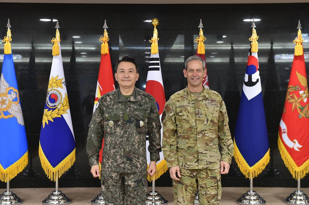 Joint Chiefs of Staff Chairman Gen. Kim Seung-kyum (left) poses for a photo with US Pacific Air Forces Commander Gen. Kenneth Wilsbach before their discussions on Friday. (Yonhap)