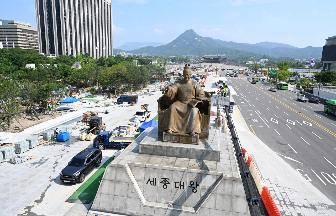 Seoul city workers clean the statue of Sejong the Great as part of the 21-month renovation of Gwanghwamun Plaza in Jung-gu, central Seoul, July 18 (Im Se-jun/The Korea Herald)
