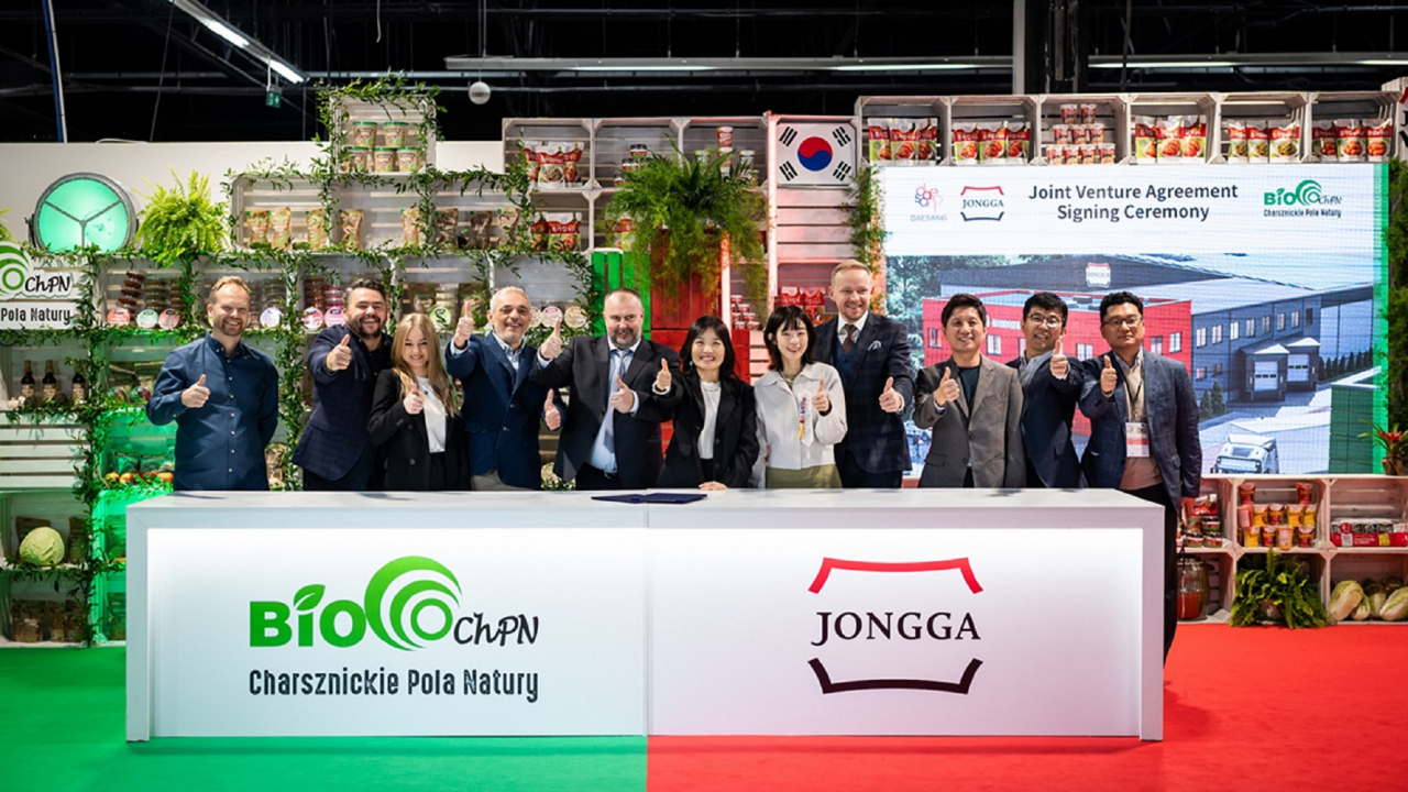 Officials of Daesang, ChPN, and Łukasz Głębiński, president of ChPN (fifth from left) pose for photo during a signing ceremony for joint venture 'Daesang ChPN Europe' on Oct.7. (Daesang)