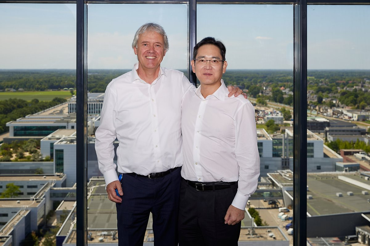 ASML Holding CEO Peter Wennink (left) and Samsung Electronics Chairman Lee Jae-yong pose after their meeting at the Dutch company's headquarters in Veldhoven in June. (Samsung Electronics)