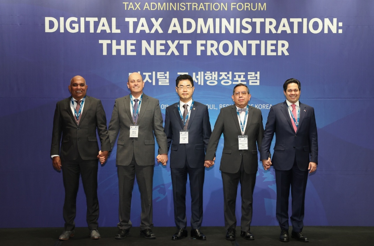 South Korea’s National Tax Service Commissioner Kim Chang-ki (center) poses with high-ranking officials from tax administrative agencies in South and Central Americas during a digital tax administration forum, held in Seoul on Monday. (National Tax Service)