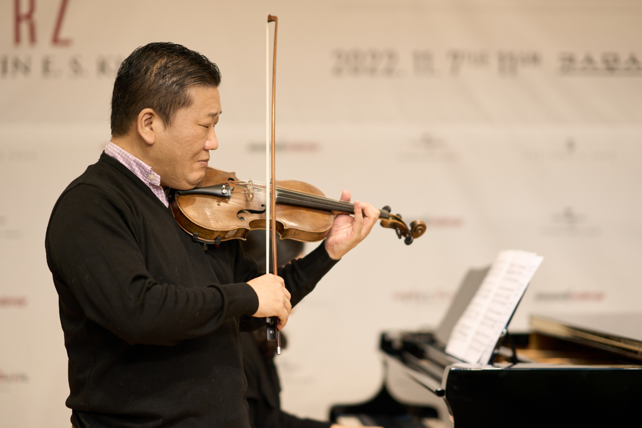 Violinist Edwin E.S. Kim performs during a press conference in Seoul on Monday. (Pete Music)