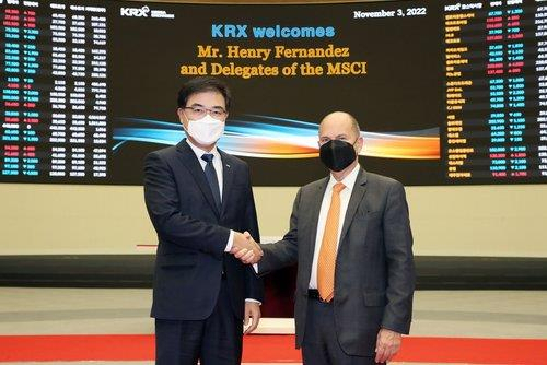 Henry A. Fernandez (right), chairman and chief executive of the MSCI, shakes hands with Sohn Byung-doo, chairman of the South Korean bourse operator Korea Exchange, in KRX's Seoul headquarters last Thursday. (KRX)