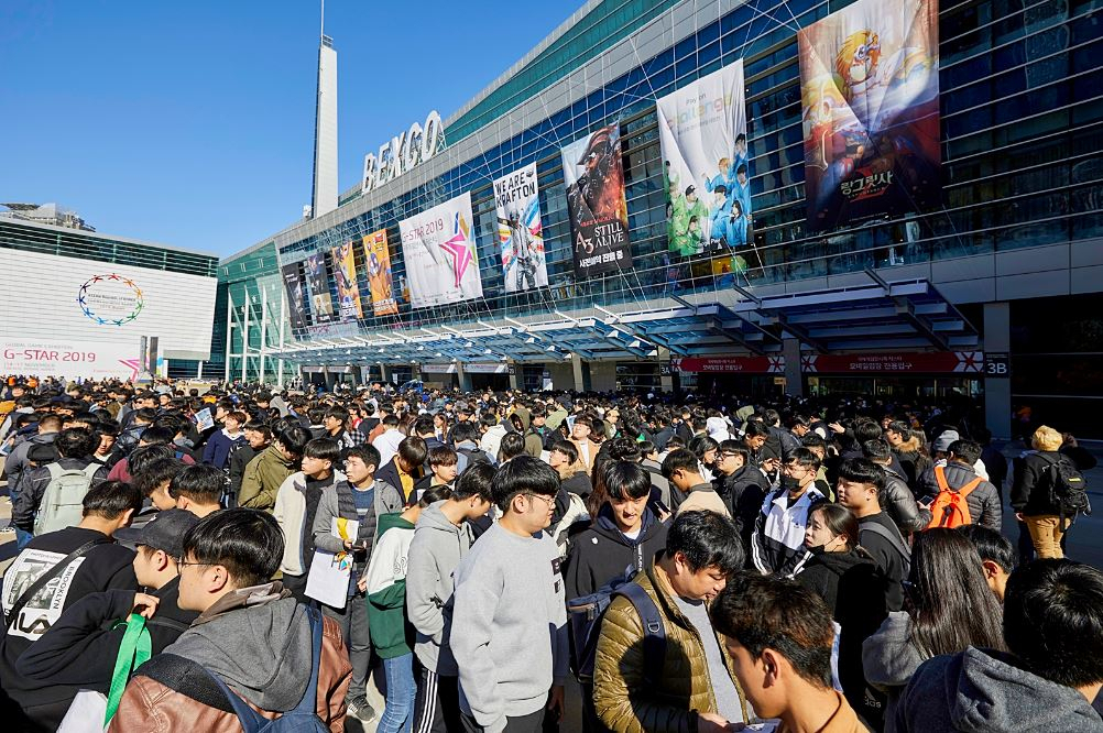 A large crowd lines up in front of BEXCO, in Busan, during G-Star 2019. (G-Star organizers)