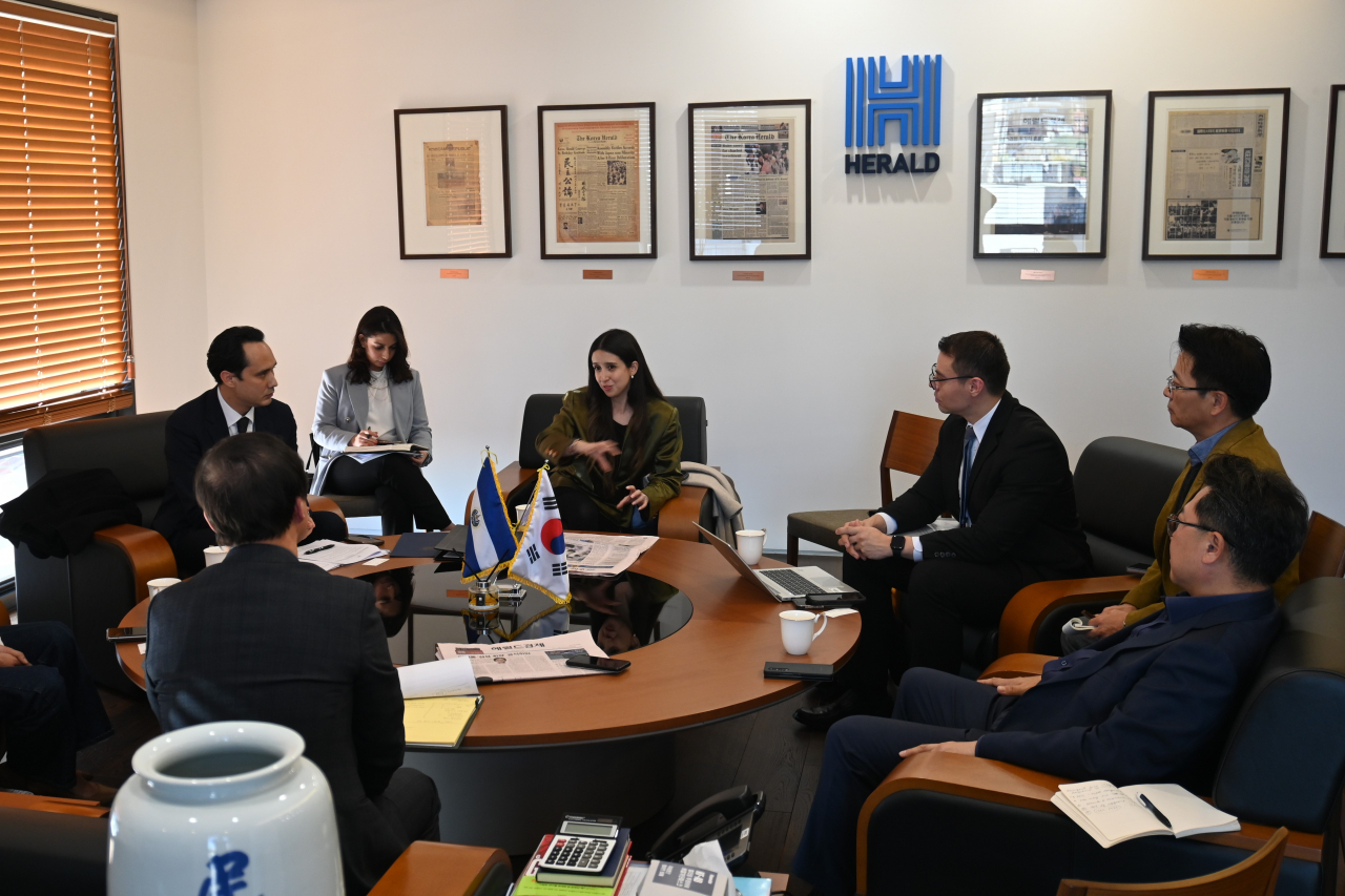 Attendees of the signing ceremony exchange views on Korea-Central America media cooperation at The Korea Herald headquarters Wednesday. (Sanjay Kumar/The Korea Herald)