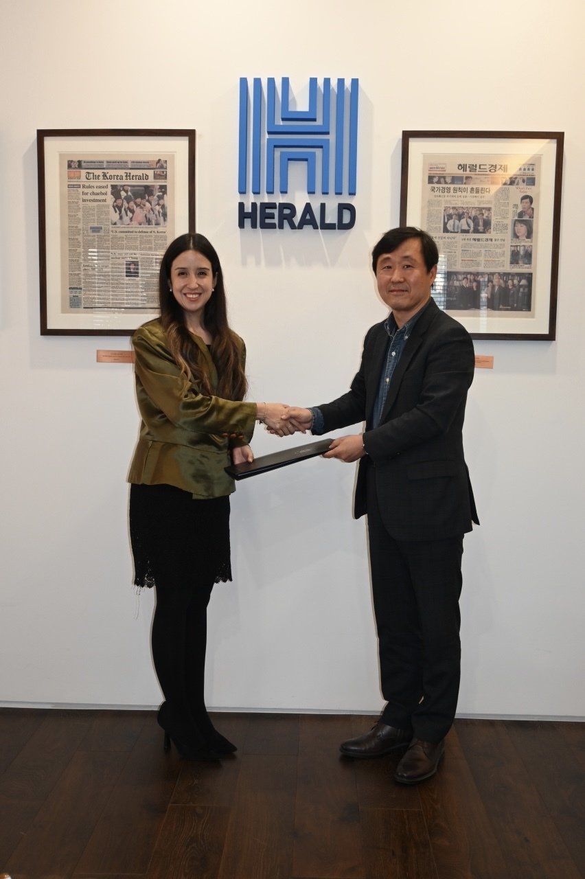 El Salvador Vice Minister of Foreign Affairs Adriana Mira(left) and Korea Herald Vice President Shin Yong-bae pose for a photo after signing ceremony held at The Korea Herald headquarters on Wednesday. (Sanjay Kumar/The Korea Herald)