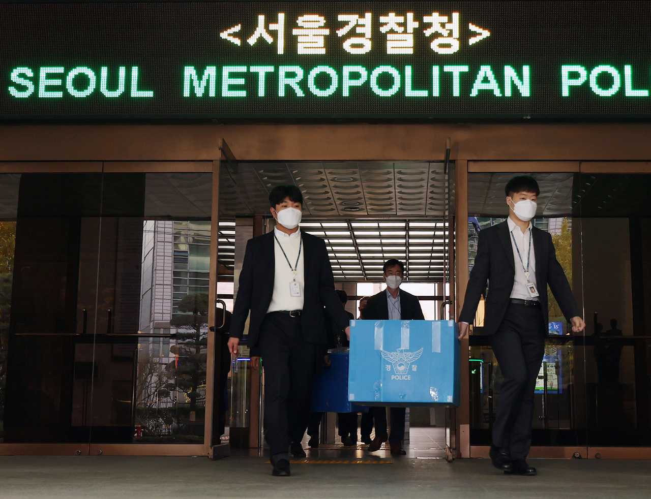 Officers under the special investigation team leaves the Seoul Metropolitan Police Agency after completing a raid, Tuesday. (Yonhap)