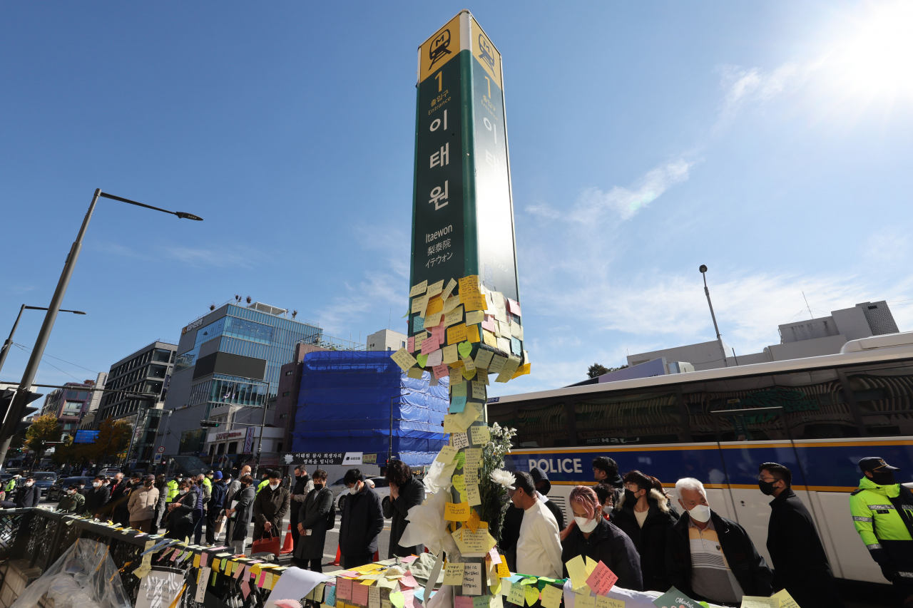 People visit the make-shift memorial altar at the Itaewon Station, the site of the Oct.29 Itaewon tragedy that claimed 156 lives, in this Nov.4 file photo. (Yonhap)