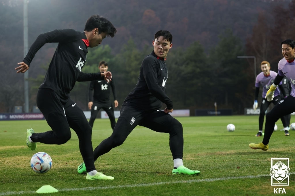 Park Min-gyu (left) and Oh Hyeon-gyu of the South Korean men's national football team train at the National Football Center in Paju, Gyeonggi Province, on Tuesday, in this photo provided by the Korea Football Association. (Yonhap)