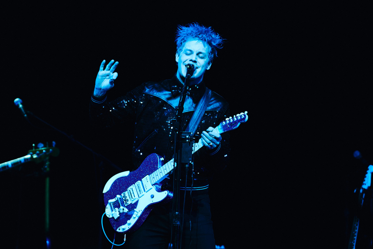 American singer-songwriter and guitarist Jack White performs on stage during his first-ever concert in Korea as part of his world tour at Yes24 Live Hall in eastern Seoul, Tuesday. (jackwhiteiii.com)