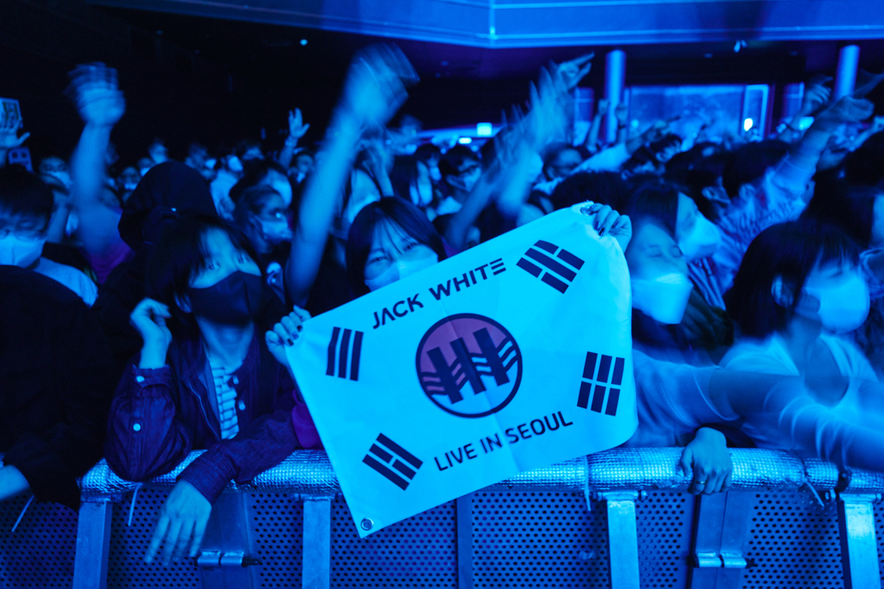 Local fans enjoy American singer-songwriter and guitarist Jack White's first-ever concert in Korea as part of his world tour at Yes24 Live Hall in eastern Seoul, Tuesday. (jackwhiteiii.com)