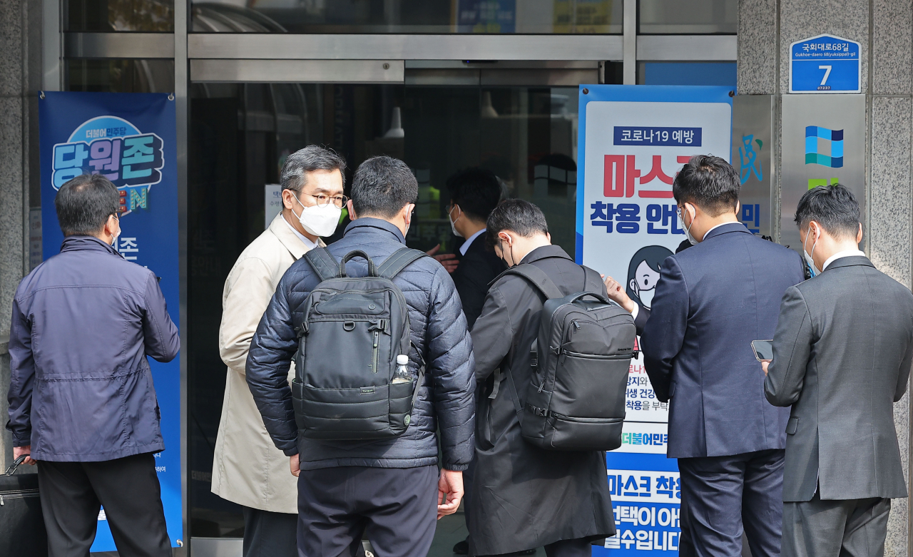 Prosecution investigators arrive at the main opposition Democratic Party of Korea’s in Seoul on Wednesday to search the office of Jeong Jin-sang, vice chief of staff to the party’s leader, Lee Jae-myung, over suspicions that he received bribes from real estate developers. (Yonhap)