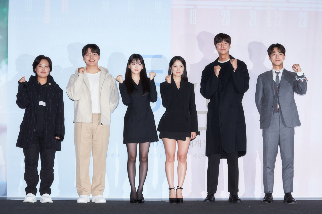From left: Director Seo Eun-young, Yeo Jin-goo, Cho Yi-hyun, Kim Hye-yoon, Na In-woo and Bae In-hyuk pose for a photo after a press conference held at CGV Yongsan on Tuesday. (CJ CGV)
