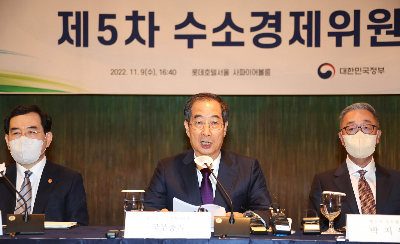 Prime Minister Han Duck-soo (center) speaks during an economic policy meeting to boost the nation’s hydrogen industry at a hotel in Seoul on Wednesday. (Yonhap)