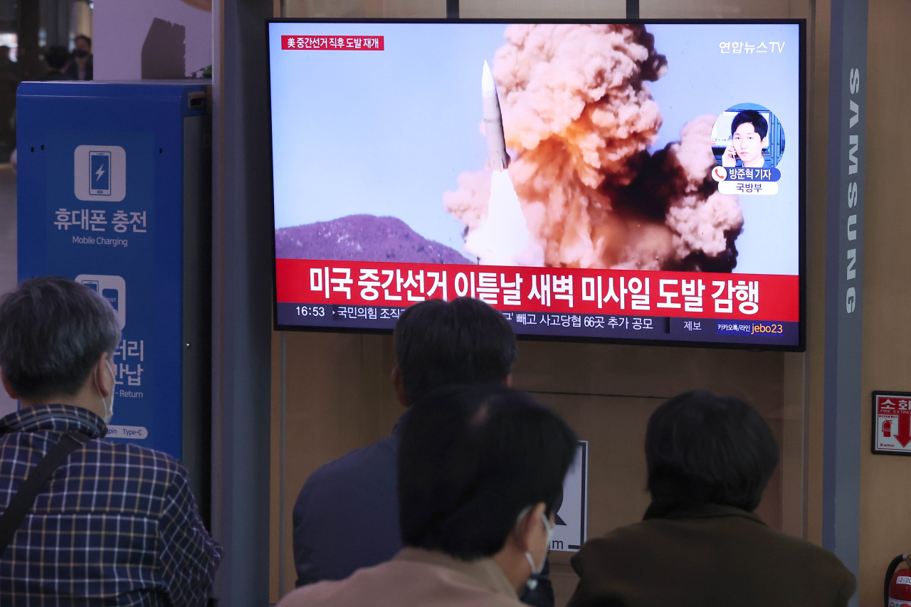 People watch a TV report at Seoul Station on Nov. 9, 2022, about North Korea`s launch of a short-range ballistic missile into the East Sea earlier in the day. The Joint Chiefs of Staff said it detected the launch from the Sukchon area in South Pyongan Province at around 3:31 p.m. (Yonhap)