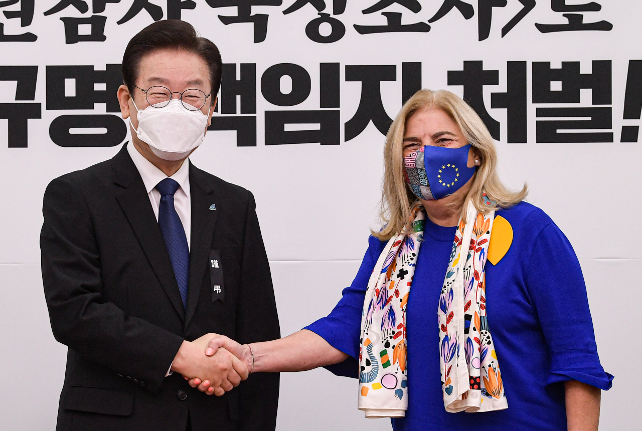 Lee Jae-myung (left), chief of the main opposition Democratic Party, shakes hands with European Union Ambassador to South Korea Maria Castillo Fernandez during their meeting at the National Assembly in Seoul on Tuesday. (Yonhap)