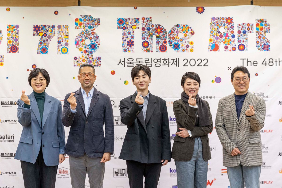 From left: The Seoul Independent Film Festival's director Kim Dong-hyun, producer Kim Sun-mo, actors Lee Joo-seung, Cho Yoon-hee and SIFF programmer Kim Young-woo pose for a photo after a press conference held at the Chungmu Art Center in central Seoul on Wednesday. (SIFF)
