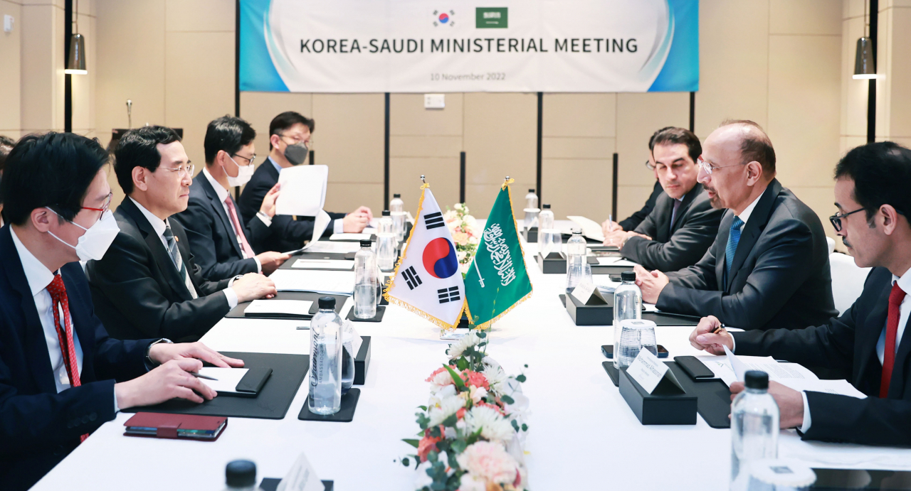 Industry Minister Lee Chang-yang and Saudi Arabia's Investment Minister Khalid Al-Falih (Yonhap)