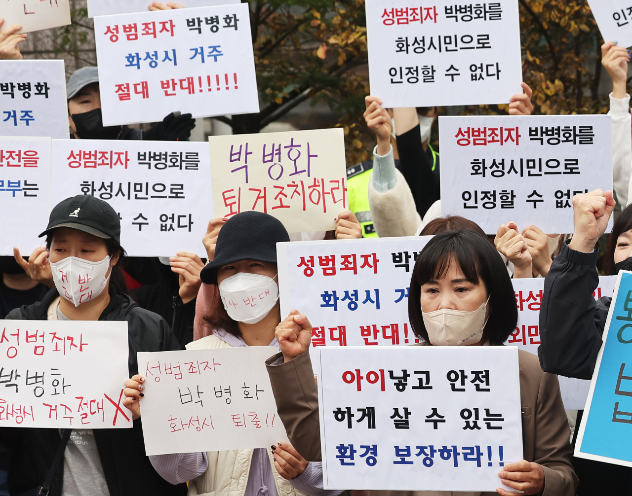 Residents of Hwaseong, Gyeonggi Province, where a serial rapist Park Byung-hwa decided to live after his release, holds press conference demanding Park’s eviction, Nov. 1. (Yonhap)