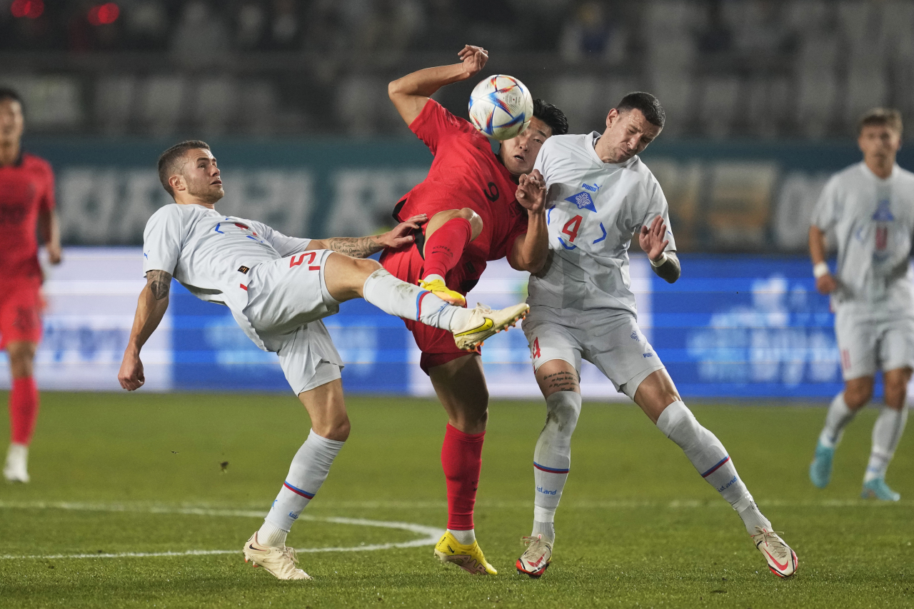 South Korea's Cho Gue-sung, center, fights for the ball against Iceland's Julius Magnisson, left, and Damir Muminovic during their friendly soccer match between South Korea and Iceland at Hwaseong Sports Complex Main Stadium in Hwaseong, South Korea, Friday (Yonhap)