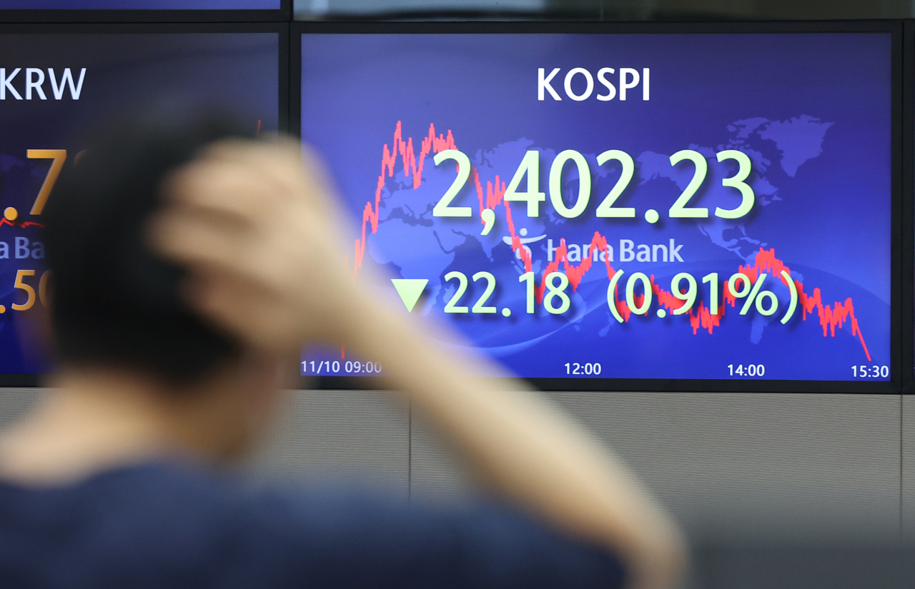 Screens show the main KOSPI and the won-dollar exchange rate at Hana Bank's headquarters on Thursday. (Yonhap)