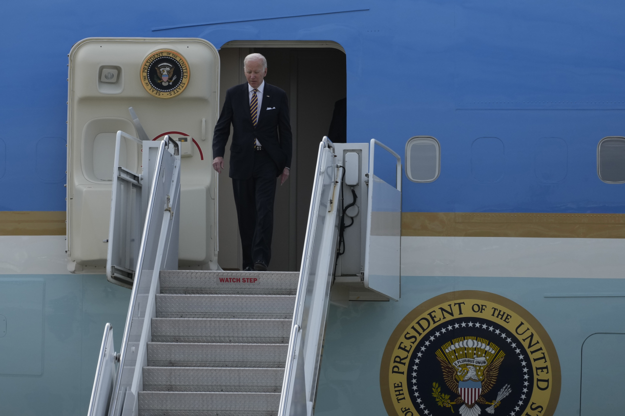 US President Joe Biden arrives on Air Force One for the Association of Southeast Asian Nations summit in Phnom Penh, Cambodia, Saturday (AP-Yonhap)