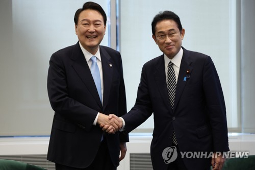 In this file photo, South Korean President Yoon Suk-yeol (left) and Japanese Prime Minister Fumio Kishida pose for a photo prior to their talks in New York on Sept. 21, 2022, as they meet on the sidelines of the UN General Assembly. (Yonhap)