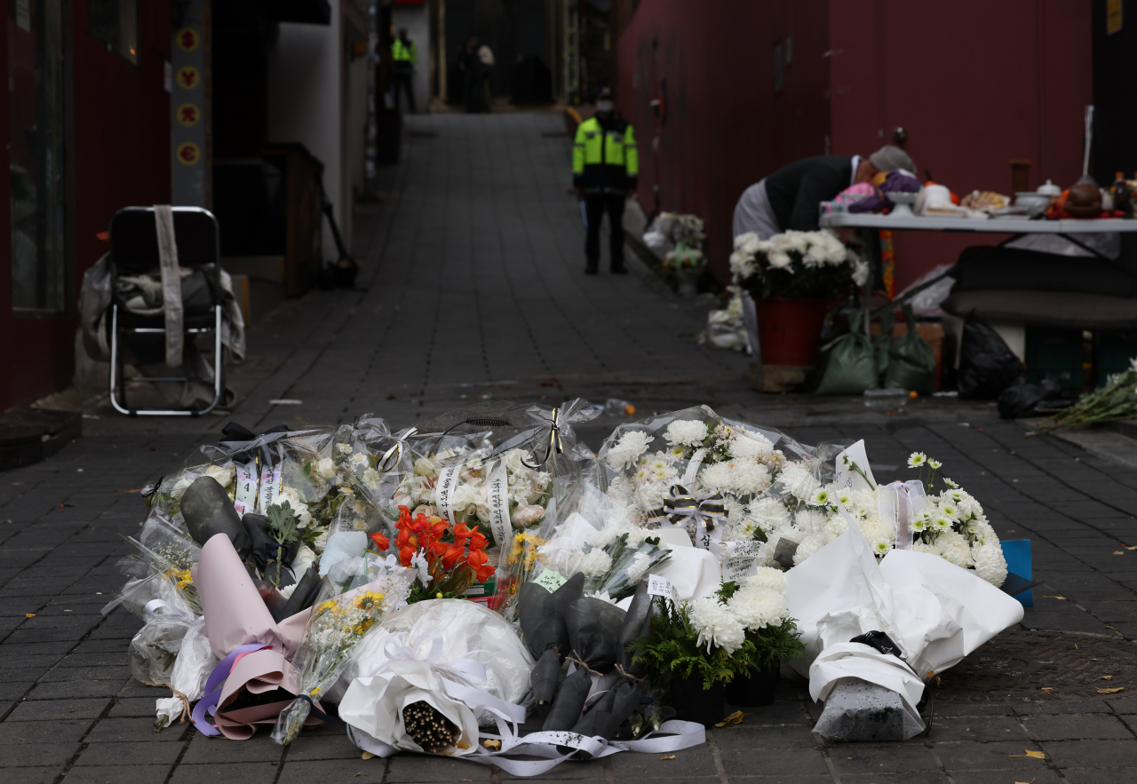 Flowers are laid at the scene of the crowd surge in Itaewon, Sunday. (Yonhap)