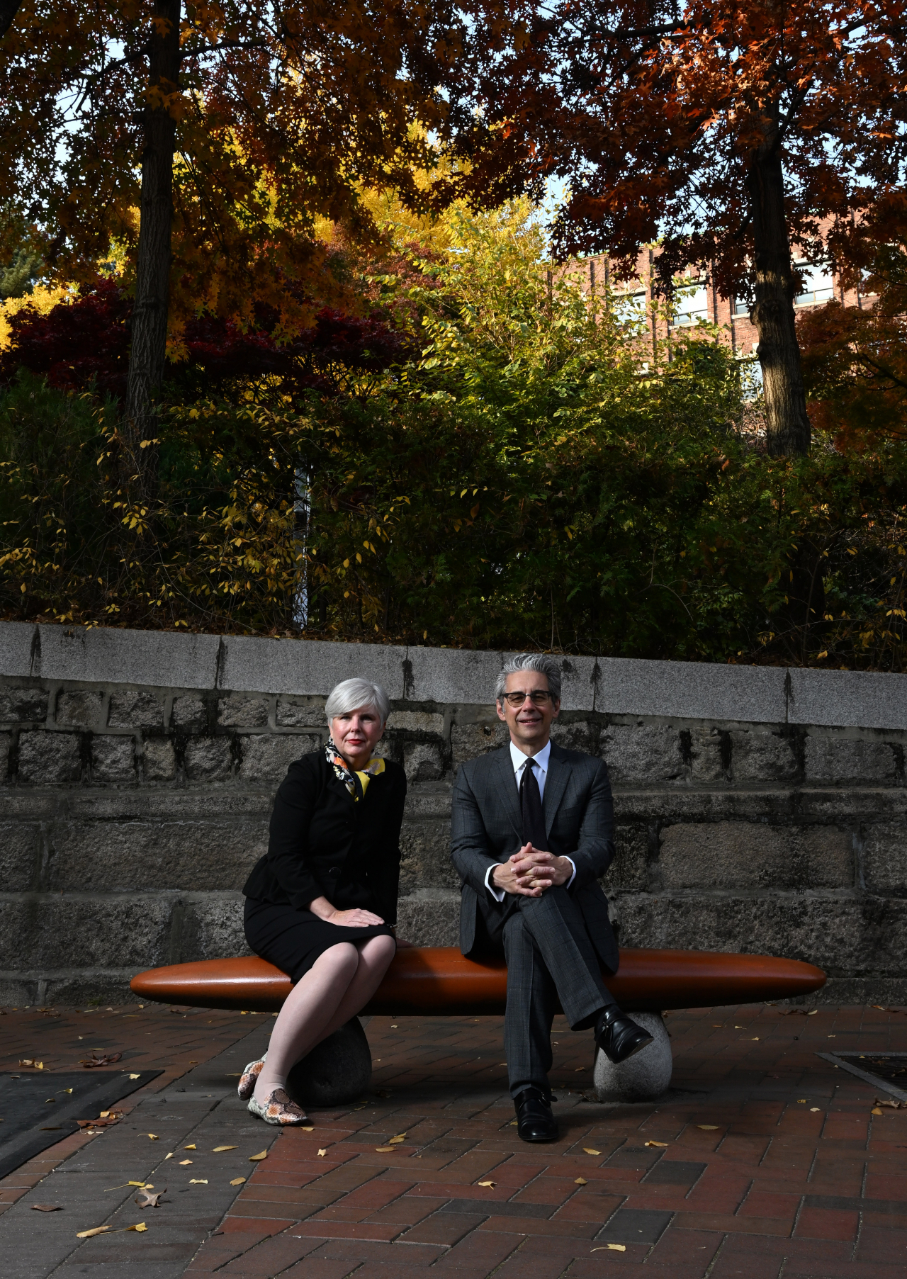 Chase F. Robinson, director of Smithsonian’s National Museum of Asian Art, (right) and Lori Duggan Gold, deputy director for operations and external affairs at Smithsonian’s National Museum of Asian Art, pose for a photo outside the Deoksugung palace in central Seoul, Friday. (Im Se-jun/The Korea Herald)