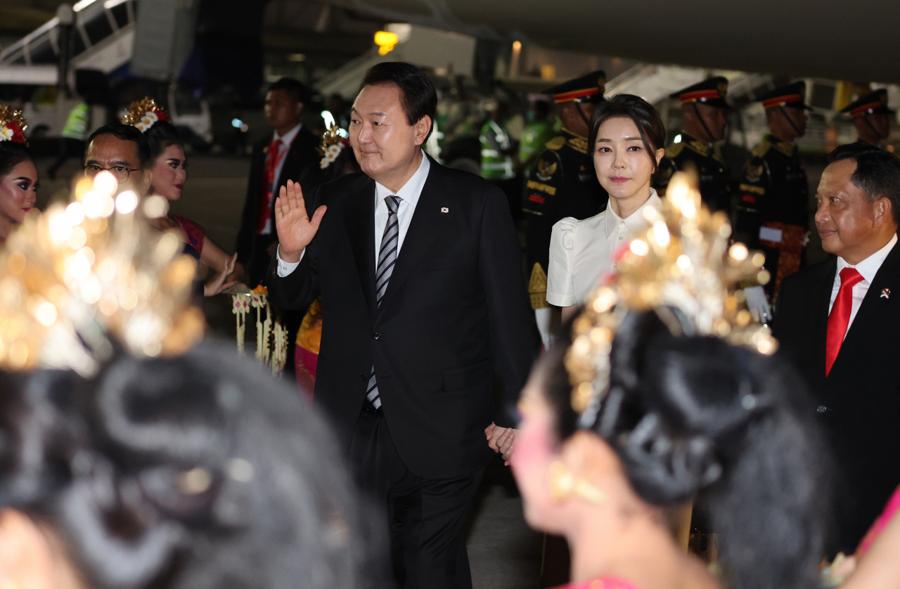 President Yoon Suk-yeol and first lady Kim Keon-hee arrive at Ngurah Rai International Airport in Bali, Indonesia, on Sunday. (Yonhap)