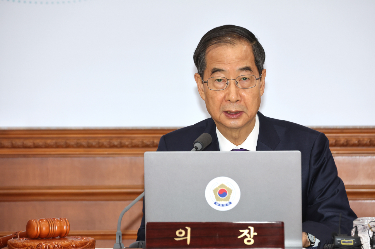 Prime Minister Han Duck-soo speaks during a Cabinet meeting at the government complex in Seoul on Tuesday. (Yonhap)