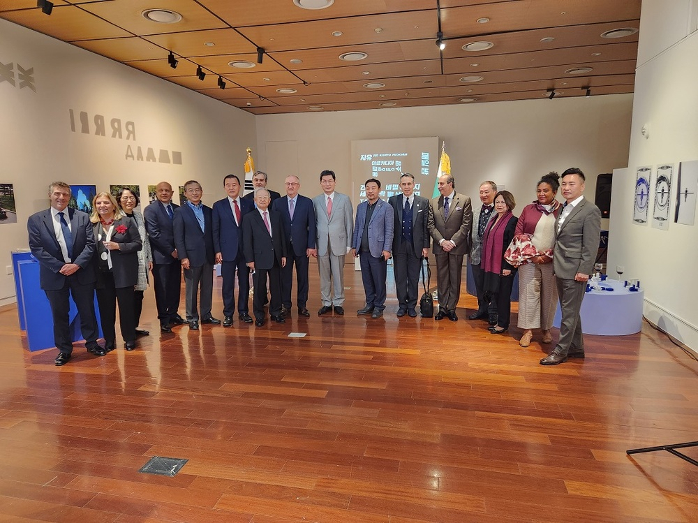 Bulgarian Ambassador to Korea Petko Draganov(ninth from right) and guests of the ‘hidden letters’ exhibition on Cyrillic and Hangeul pose for a group photo at the Korea Foundation's gallery in Seoul Thursday. (Bulgarian Embassy in Seoul)