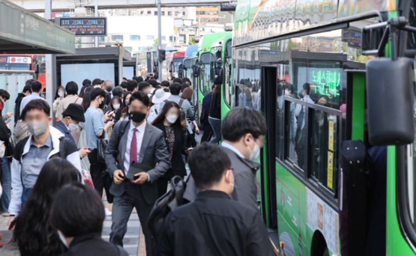 A bus stop in central Seoul is bustling with commuters on April 26, 2022. (Yonhap)