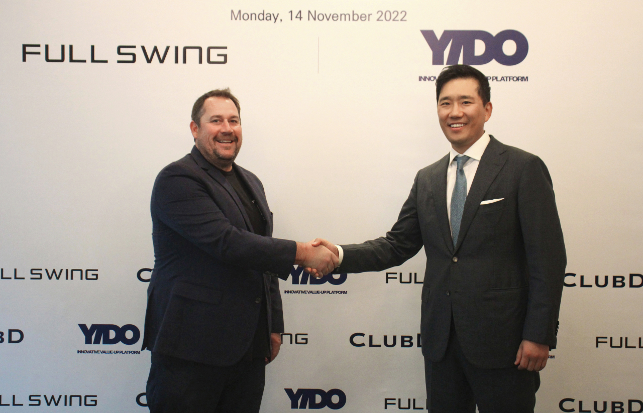 Yido President and CEO Choi Jung-hun (right) and Full Swing CEO Ryan Dotters pose for a photo after signing a strategic partnership in Seoul, Monday. (Yido)