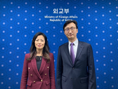 South Korea's deputy nuclear envoy Lee Tae-woo (R) and his U.S. counterpart, Jung Pak, pose for a photo during their meeting in Seoul on Nov. 16, 2022, in this photo released by the South Korean foreign ministry.(Yonhap)
