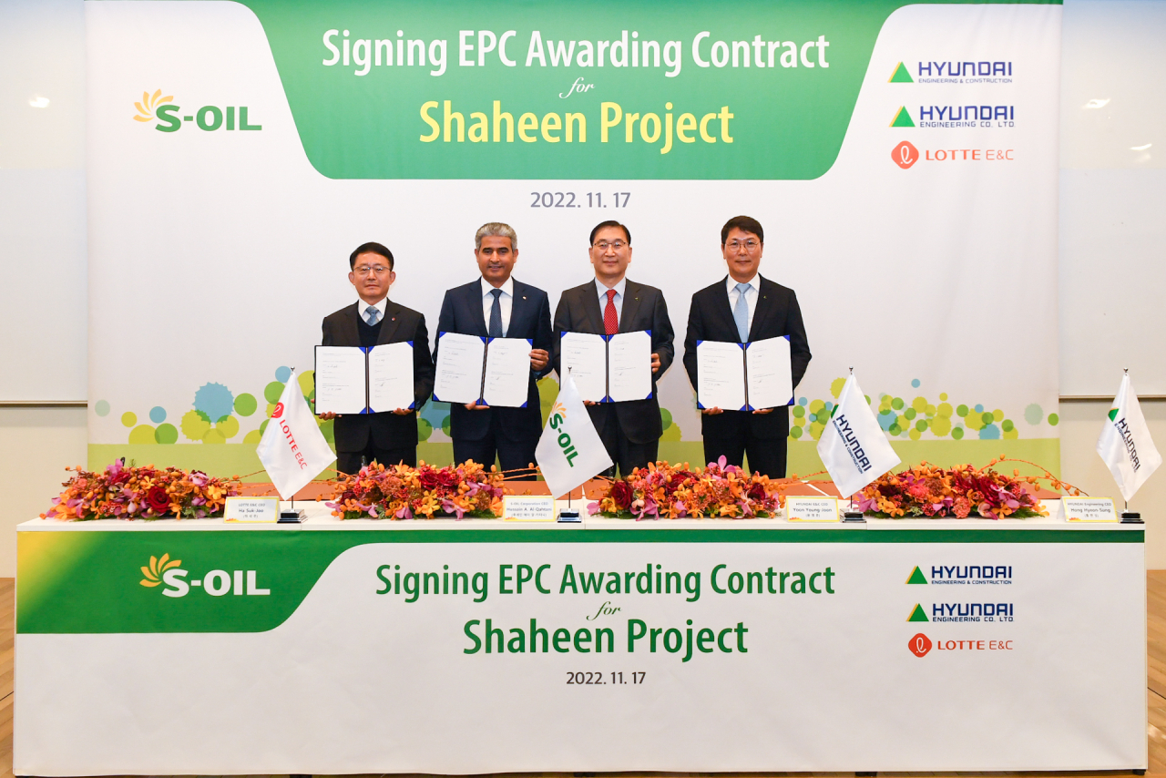 From left: Lotte Engineering & Construction CEO Ha Suk-Joo, S-Oil Corp. CEO Hussain A. Al-Qahtani, Hyundai Engineering & Construction CEO Yoon Young-Joon, and Hyundai Engineering CEO Hong Hyeon-sung pose for photo at signing ceremony of the Shaheen project Thursday. (S-Oil)