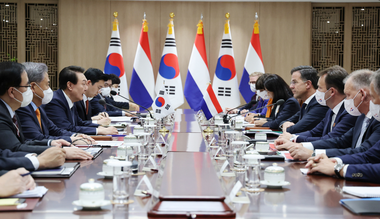 President Yoon Suk-yeol holds a summit with Dutch Prime Minister Mark Rutte at the presidential office building in Yongsan, Seoul, on Thursday. (Yonhap)