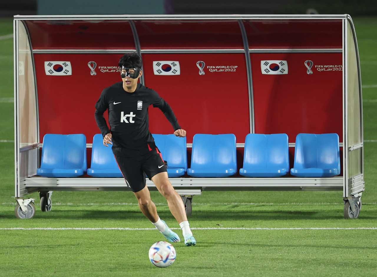 Tottenham Hotspur forward Son Heung-min, who is the captain of the South Korean national soccer team, trains at the Al Egla training facility in Doha, Qatar ahead of the FIFA World Cup. (Yonhap)