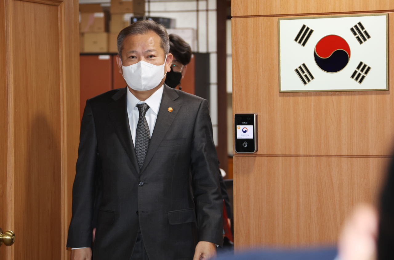 Interior Minister Lee Sang-min attends a task force team meeting for safety control, Friday. (Yonhap)