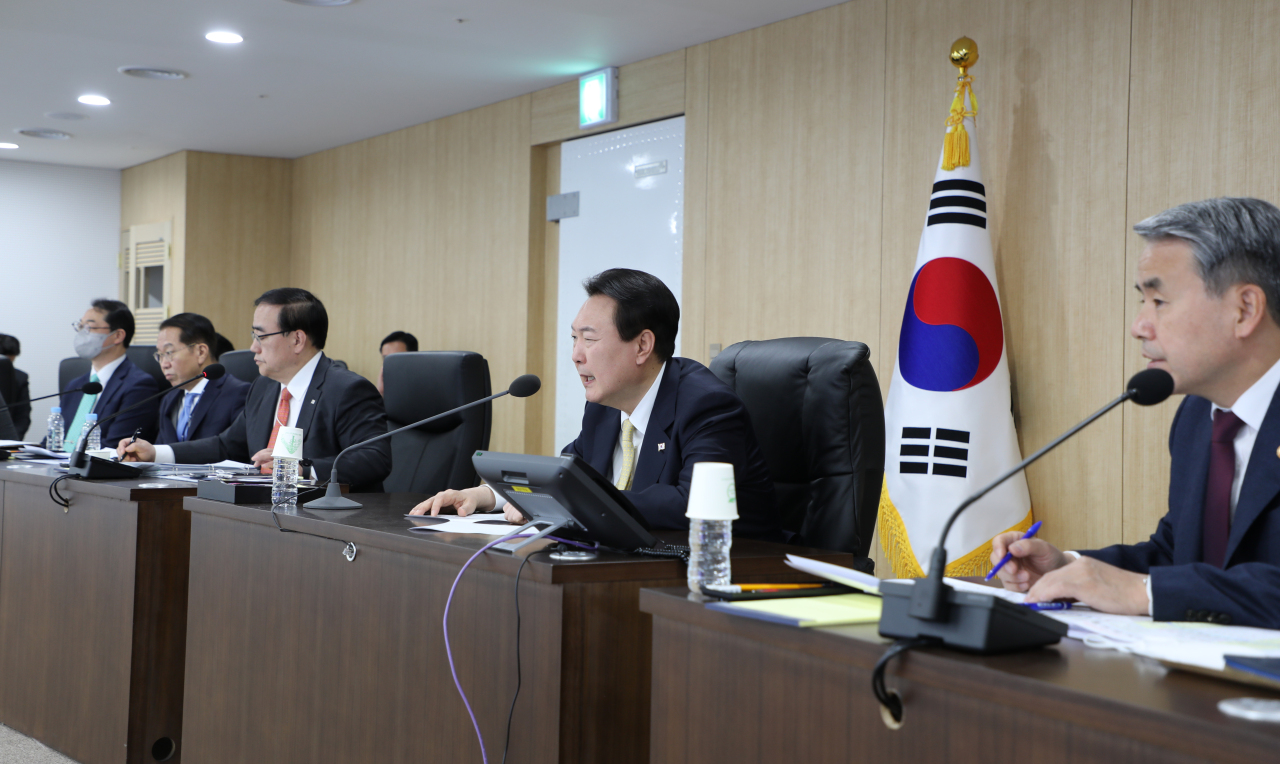 President Yoon Suk-yeol (2nd from R) attends a National Security Council meeting at the presidential office in Seoul on Nov. 18, 2022, in this photo provided by the office. (Yonhap)