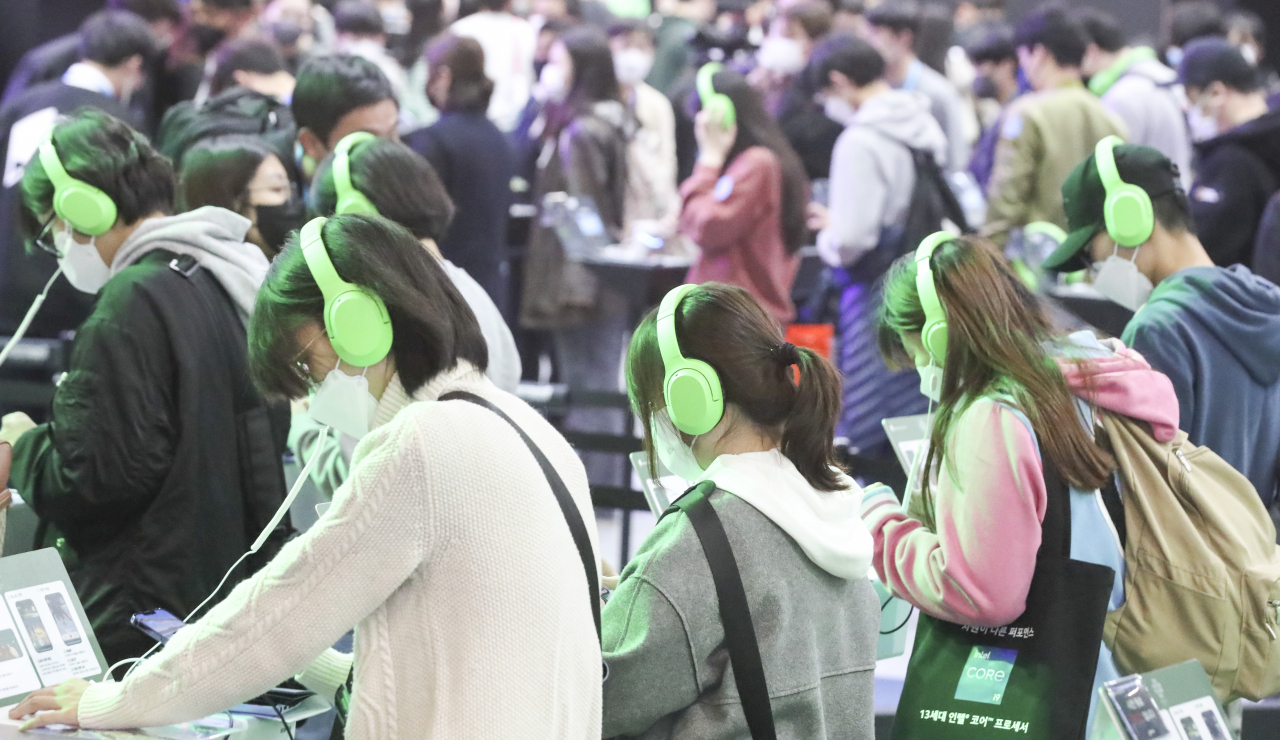 Visitors play games at G-Star, South Korea's biggest game convention, at Bexco in Busan on Thursday. (Yonhap)