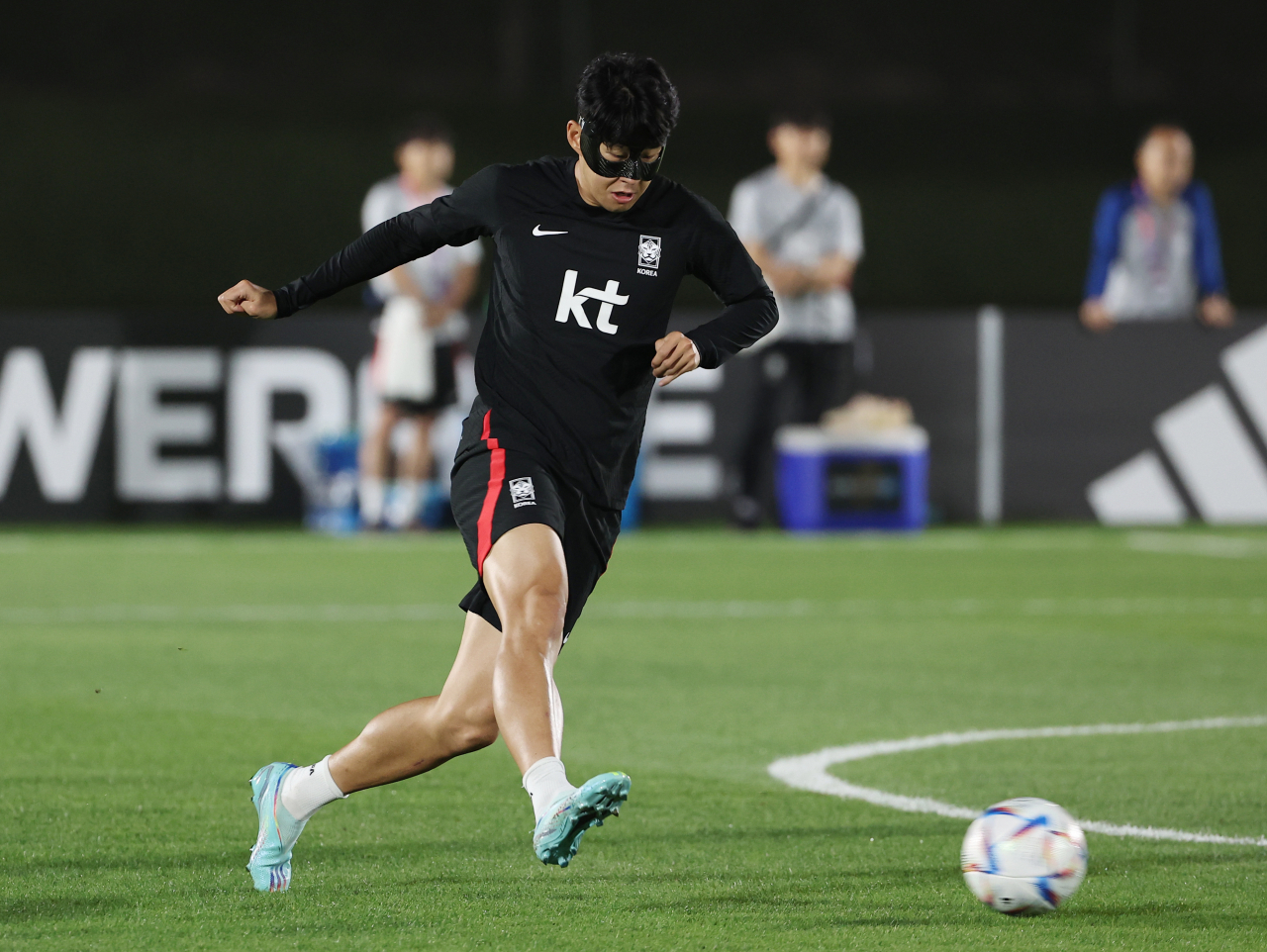 Son Heung-min, captain of the South Korean national soccer team, trains ahead of the World Cup at the Al Egla training facility in Doha, Qatar, Saturday. (Yonhap)