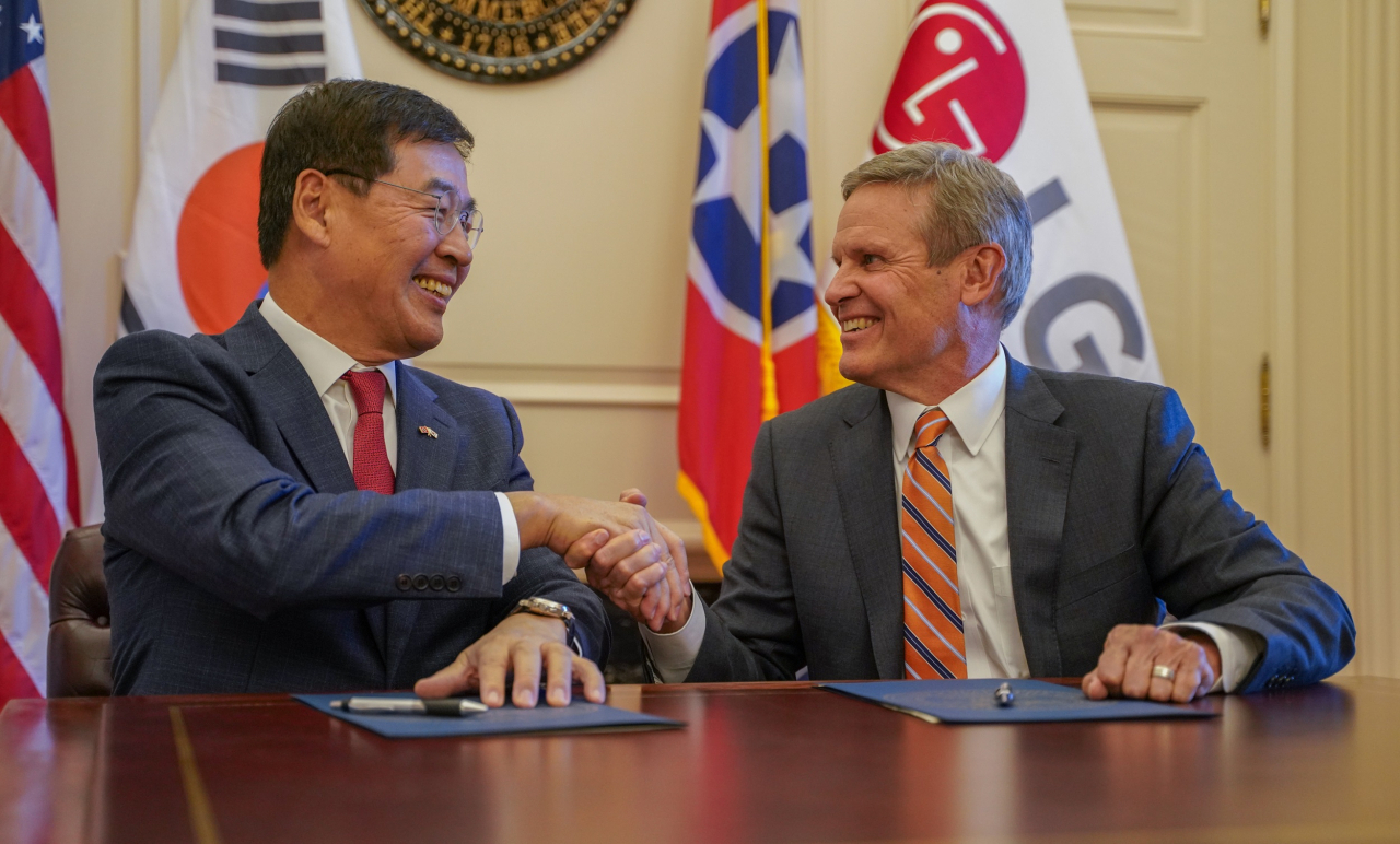 LG Chem CEO Shin Hak-Cheol (left) and Tennessee Gov. Bill Lee shake hands after signing the memorandum of understanding for a new cathode manufacturing plant in Clarksville, Tennessee, to supply electric vehicle battery manufacturers on Monday. (LG Chem)